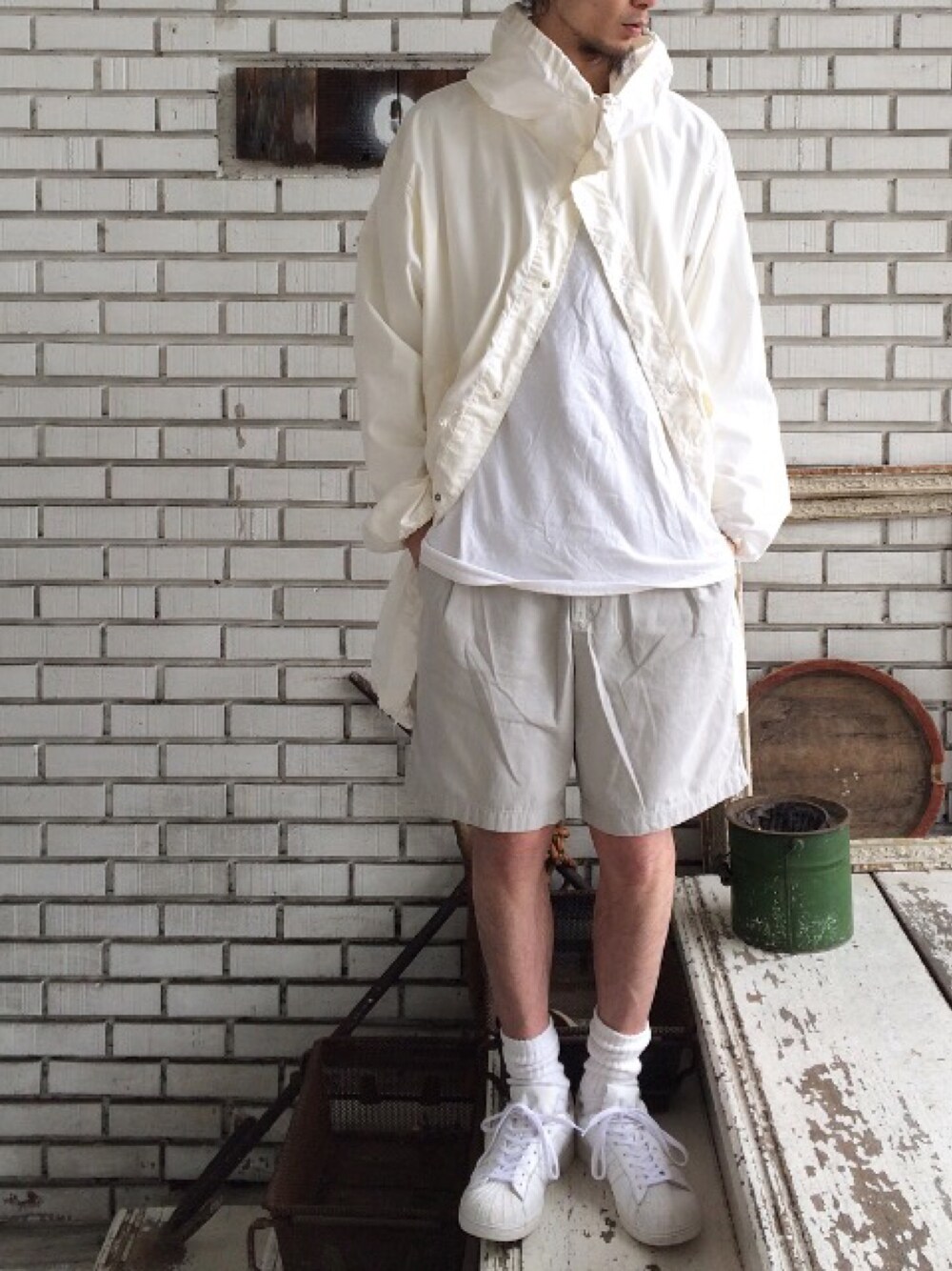 ホワイト系のミリタリージャケット、ホワイト系のTシャツ/カットソー、ホワイト系のパンツを着用したメンズの春コーディネートの1枚目の写真