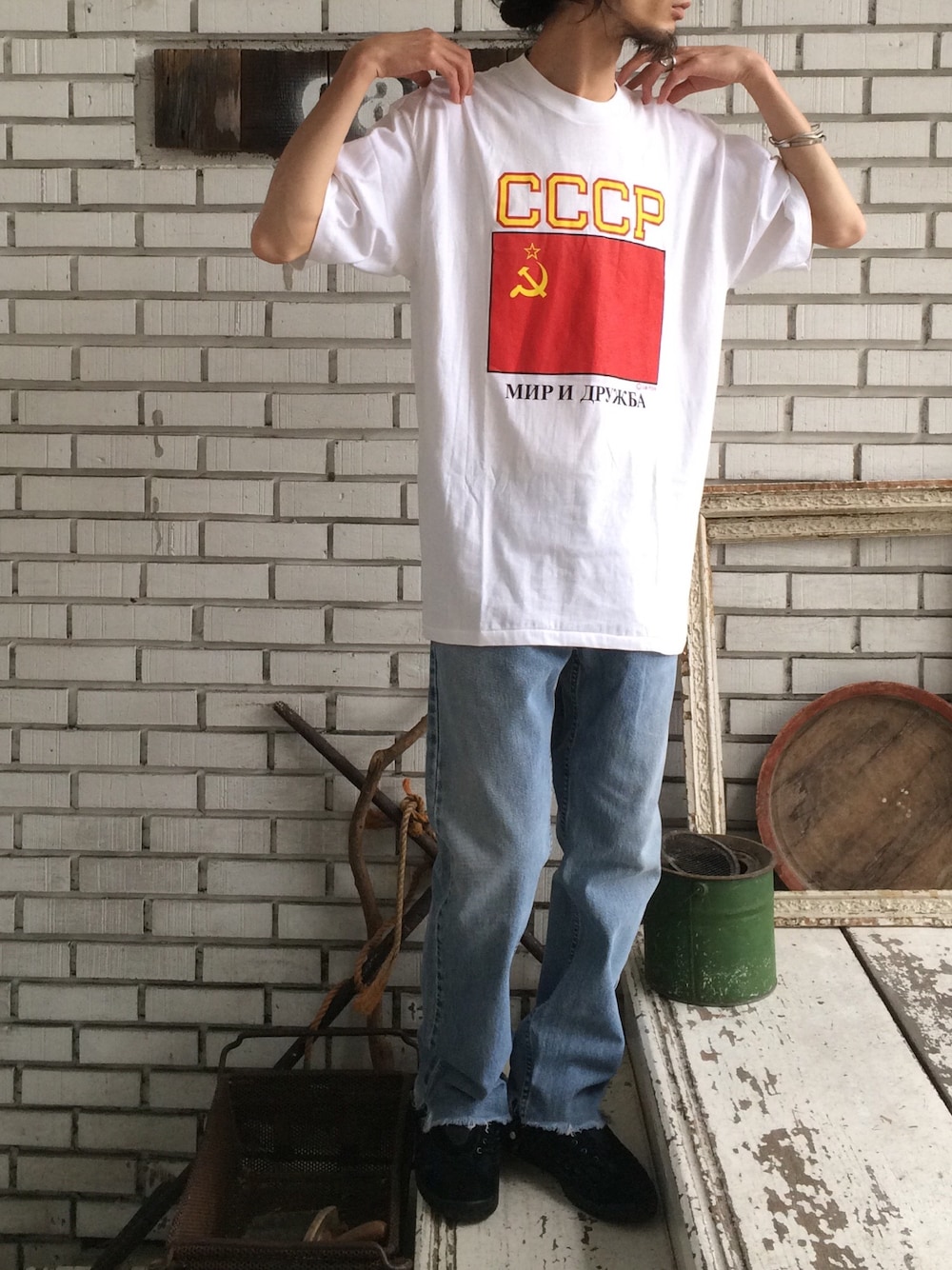 「eat、used、古着、Levi's、カットオフ、切りっぱなし、シンプルスタイル、デニム、ビッグシルエット」｜「USEDのアイテム（Tシャツ/カットソー、ホワイト系）」を使った、eat_cameさん（メンズ・180cm）の夏コーディネートの1枚目の写真