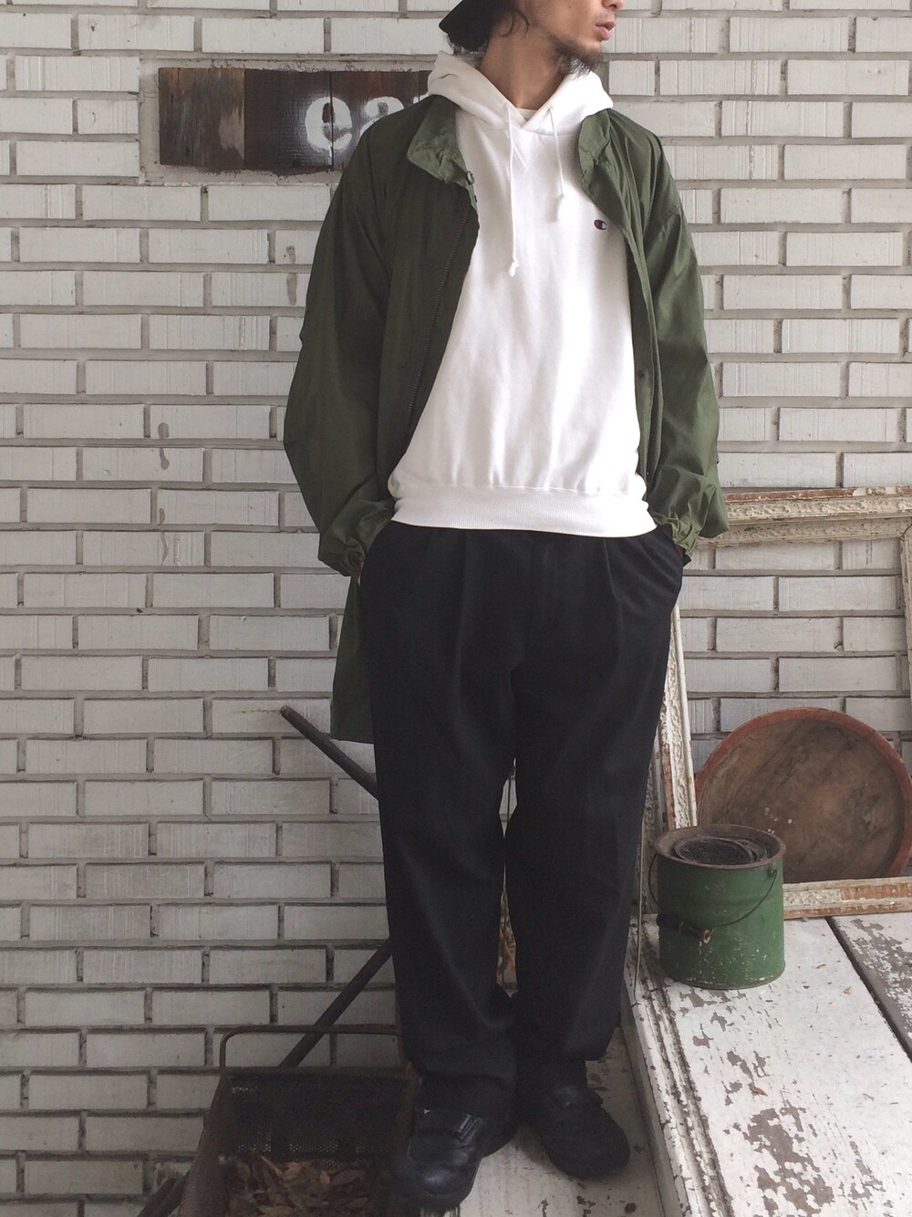 「eat、used、古着、ロングコート、ミリタリー、モッズコート、ビッグシルエット、フィッシュテール、チャンピオン、スウェット」｜「USEDのアイテム（モッズコート、グリーン系）」を使った、eat_cameさん（メンズ・180cm）の秋コーディネートの1枚目の写真