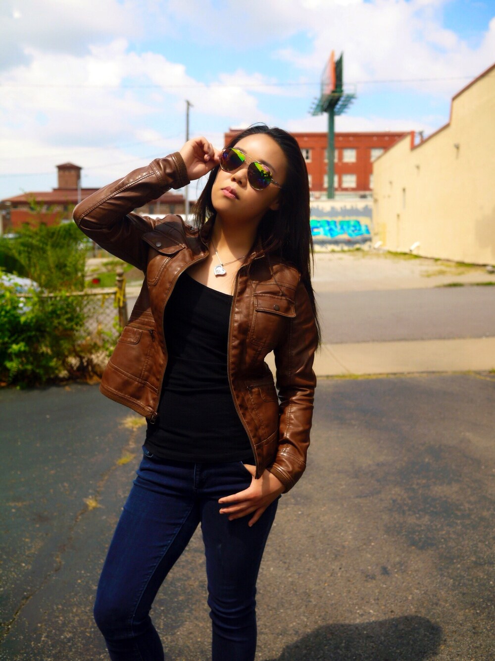 「sunglasses_vogue、Shades、leather jacket、streetfashion、streetstyle」｜「ARIZONAのアイテム（サングラス、その他）」を使った、Lillë De Moraさん（レディース・153cm）の夏コーディネートの1枚目の写真