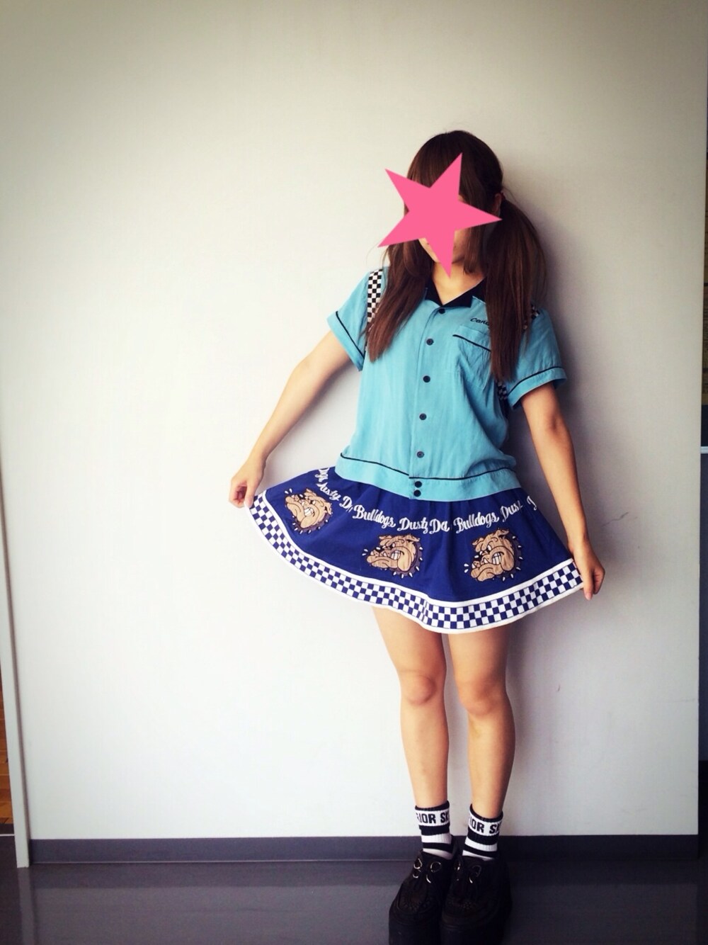 「Candy Stripper、ブルー、ラバーソール、ツインテール、厚底シューズ、ボーリングシャツ」｜「Candy StripperのBUSTLING BULLDOG BOWLING SHIRT（シャツ/ブラウス、ブルー系）」を使った、むらかみえりこさん（レディース・156cm）の夏コーディネートの1枚目の写真