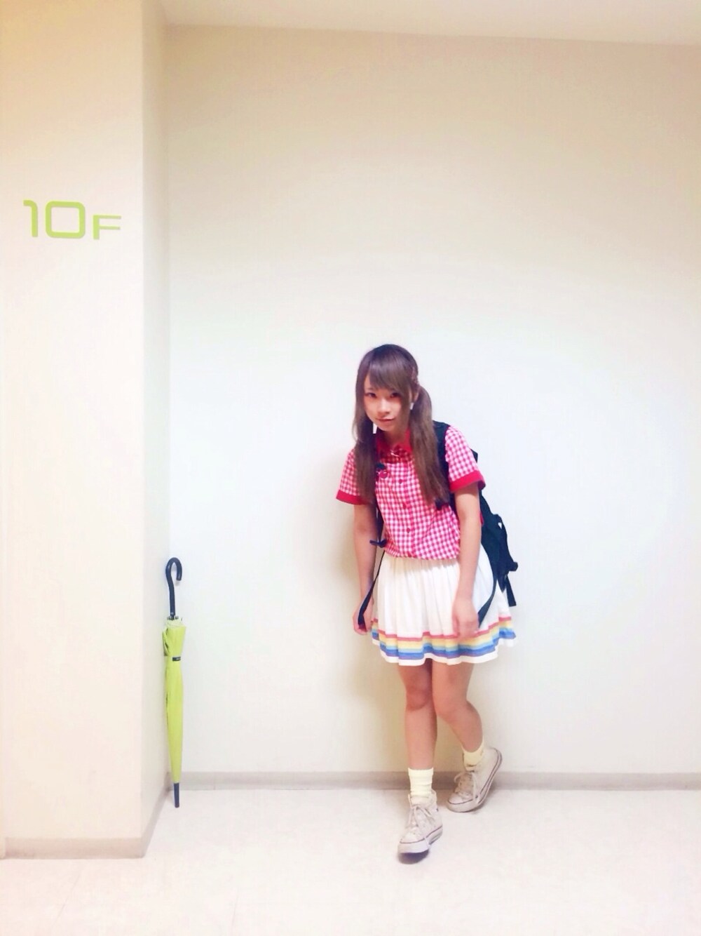 「コンバース、Candy Stripper、ツインテール、MEMENTISM、チェリー、レインボー、ギンガムチェックシャツ」｜「Candy StripperのCHERRY LOTTA CANDY SHIRT（シャツ/ブラウス、レッド系）」を使った、むらかみえりこさん（レディース・156cm）の夏コーディネートの1枚目の写真
