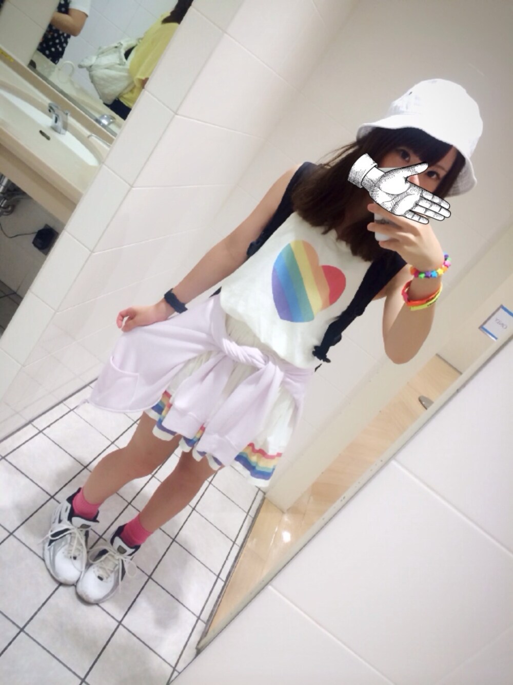 「Candy Stripper、MEMENTISM、腕時計、バケットハット、レインボー、バスケットシューズ」｜「Candy Stripperのアイテム（タンクトップ、ホワイト系）」を使った、むらかみえりこさん（レディース・156cm）の夏コーディネートの1枚目の写真