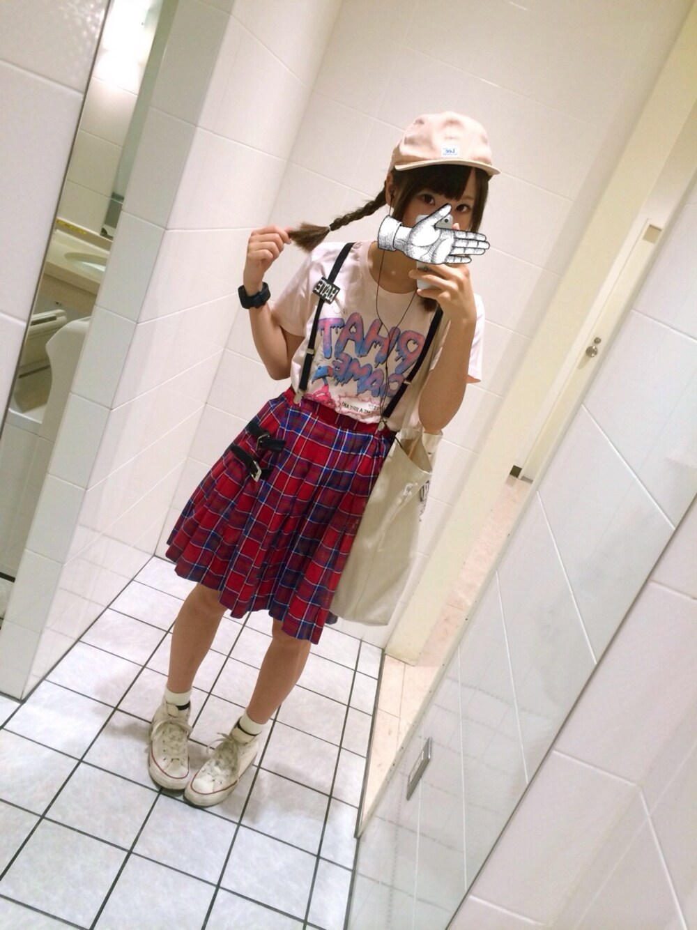 「コンバース、トートバッグ、Candy Stripper、キャップ、サスペンダー、アディダス、チェックスカート、みつあみ」｜「Candy Stripperのアイテム（Tシャツ/カットソー、ピンク系）」を使った、むらかみえりこさん（レディース・156cm）の夏コーディネートの1枚目の写真