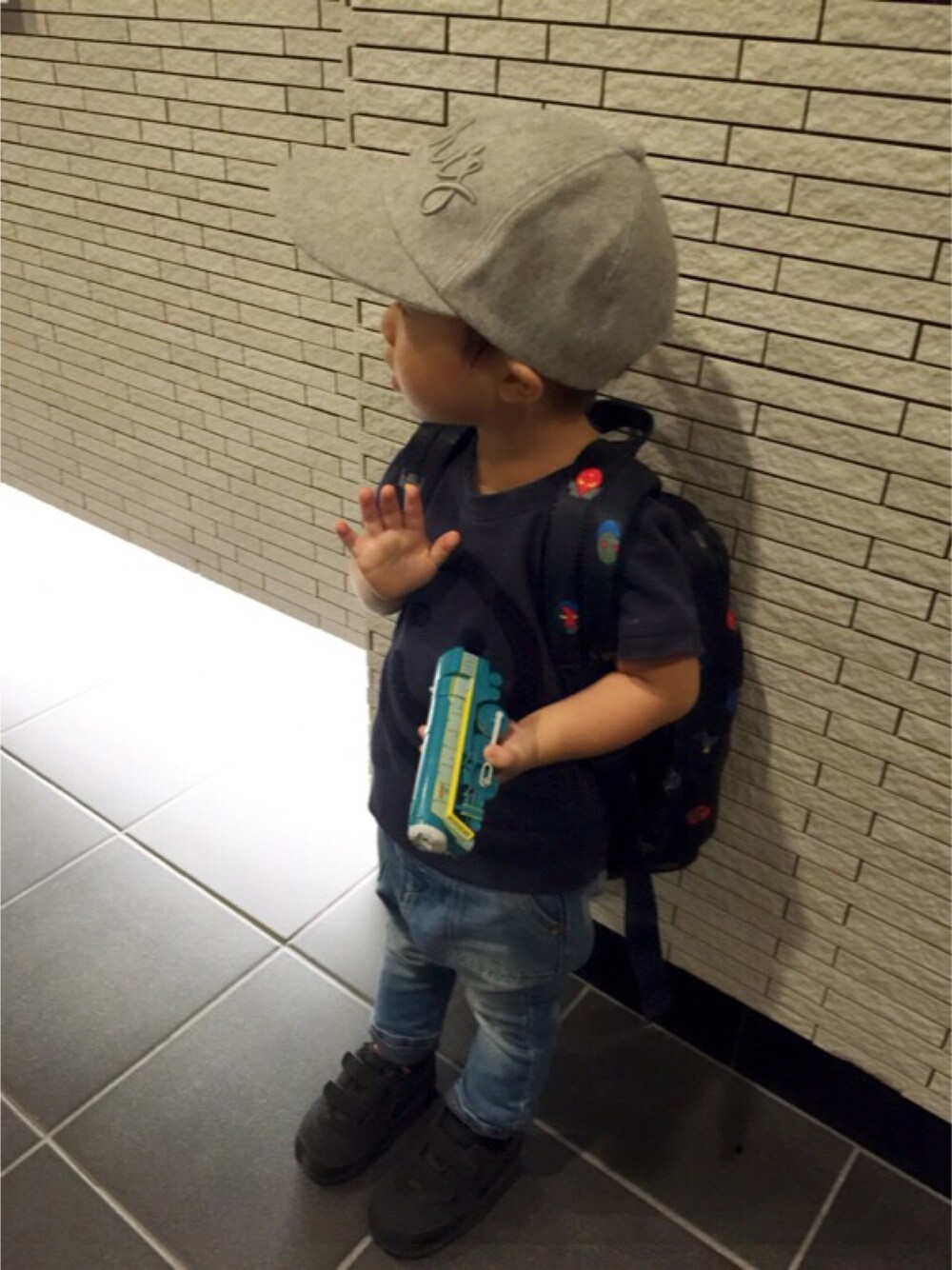 「息子コーデ、息子、2歳、2歳3ヶ月、トーマス」｜「CA4LAのアイテム（キャップ、グレー系）」を使った、yucco819xxx♡さん（キッズ・90cm）の秋コーディネートの1枚目の写真
