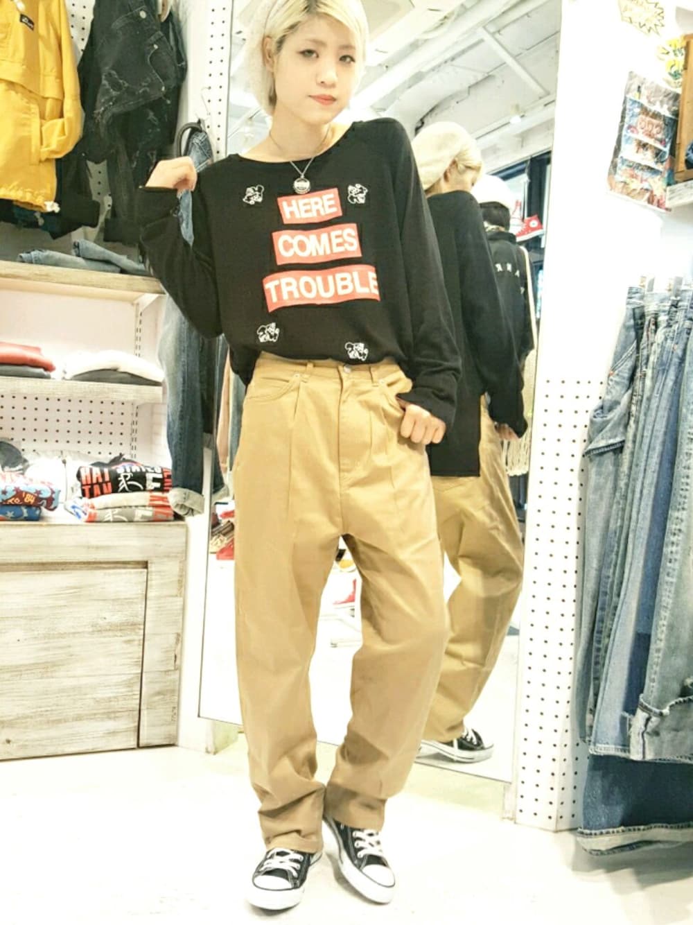 「RNA、大人カジュアル、スニーカーコーデ、テーパードパンツ、コンバース、春ニット、2016SS、カジュアル、シンプル」｜「RNAのK2167 カムズロゴプリントセーター（ニット/セーター、ブラック系）」を使った、halcaさん（レディース・159cm）の冬コーディネートの1枚目の写真