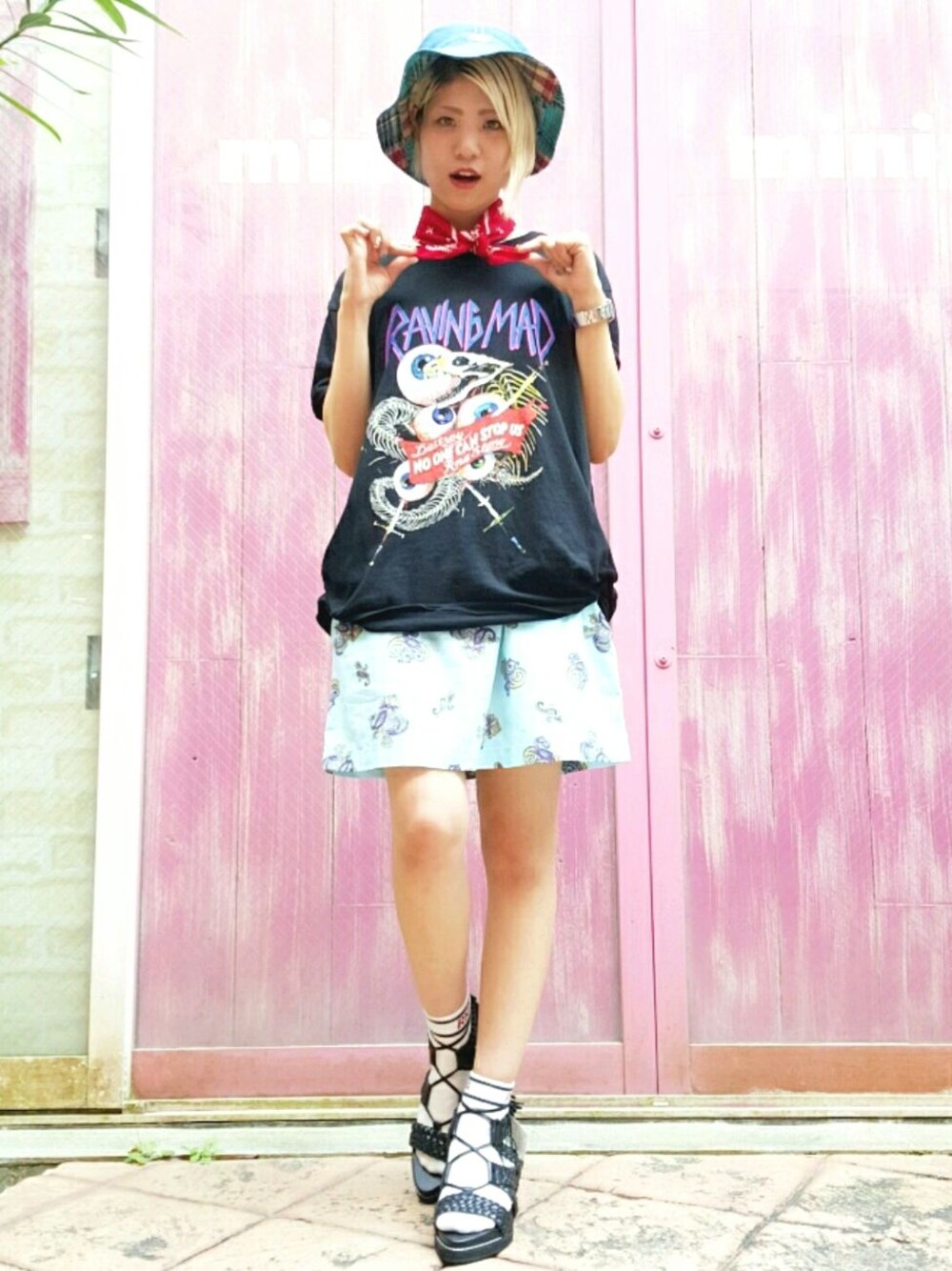 「カジュアル、夏、スポーツミックス、休日スタイル、沖縄、フェススタイル、サンダル、ペイズリー、バケットハット、Tシャツワンピ」｜「RNAのM0400 RAVING MAD Tシャツワンピース（Tシャツ/カットソー、ブラック系）」を使った、halcaさん（レディース・159cm）の春コーディネートの1枚目の写真
