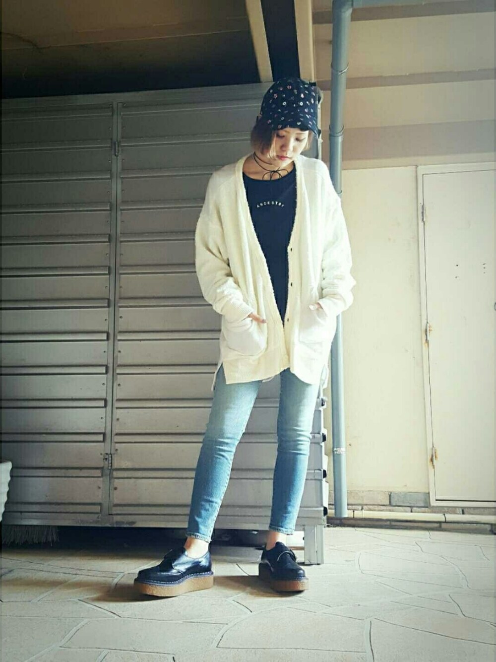 「RNA、RNAMEDIA、カジュアル、autumn、デニムパンツ、オトナカジュアル、casual、秋のコーデ、白ニット、ベースボールキャップ」｜「RNAのE4363 RNAベースボールCAP（キャップ、ブラック系）」を使った、halcaさん（レディース・159cm）の秋コーディネートの1枚目の写真