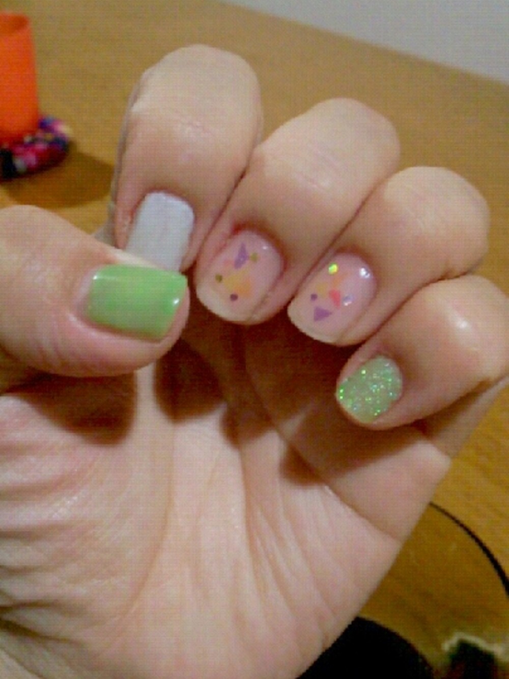 グリーン系のスキンケアを着用したレディースの夏コーディネートの1枚目の写真