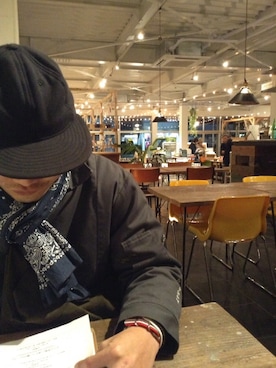 「アイテム（マフラー、ブルー系）」を使った、weekend.palさん（メンズ・180cm）の冬コーディネート