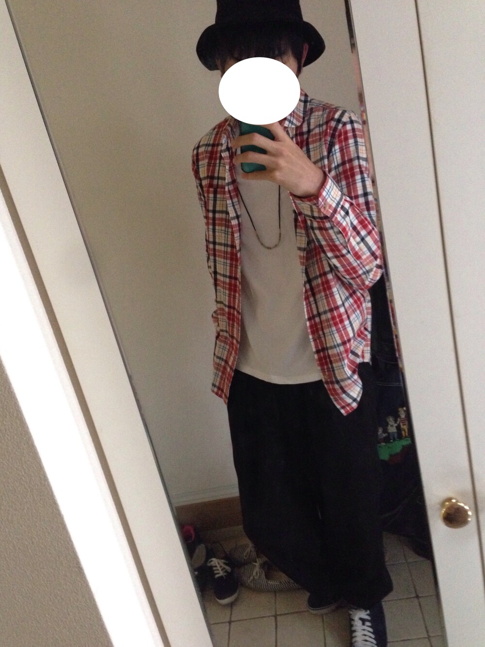 レッド系のシャツ/ブラウス、ホワイト系のTシャツ/カットソー、ブラック系のその他パンツを着用したメンズの秋コーディネートの1枚目の写真