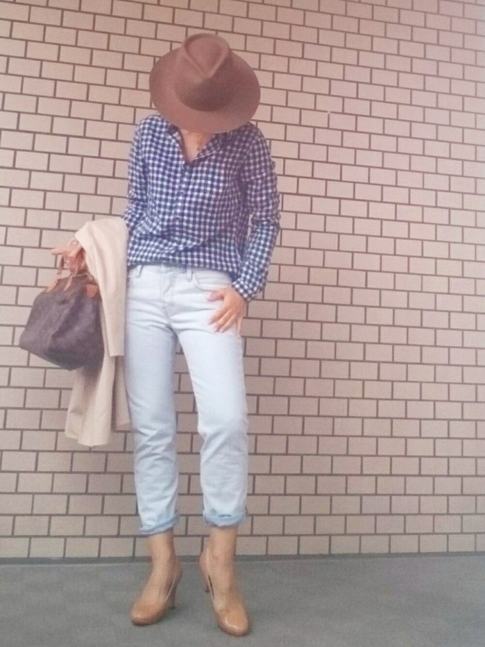 ブルー系のシャツ/ブラウス、ブルー系のデニムパンツ、ブラウン系のハンドバッグを着用したレディースの春コーディネートの1枚目の写真