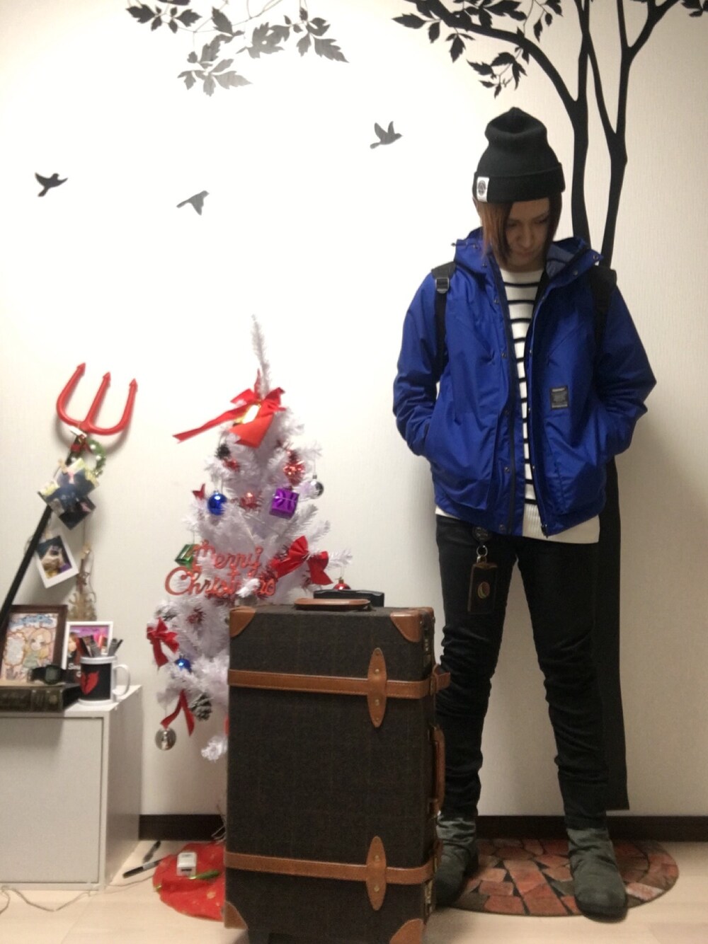 ブルー系のマウンテンパーカー、ブラック系のその他パンツ、グレー系のブーツを着用したメンズの冬コーディネートの1枚目の写真