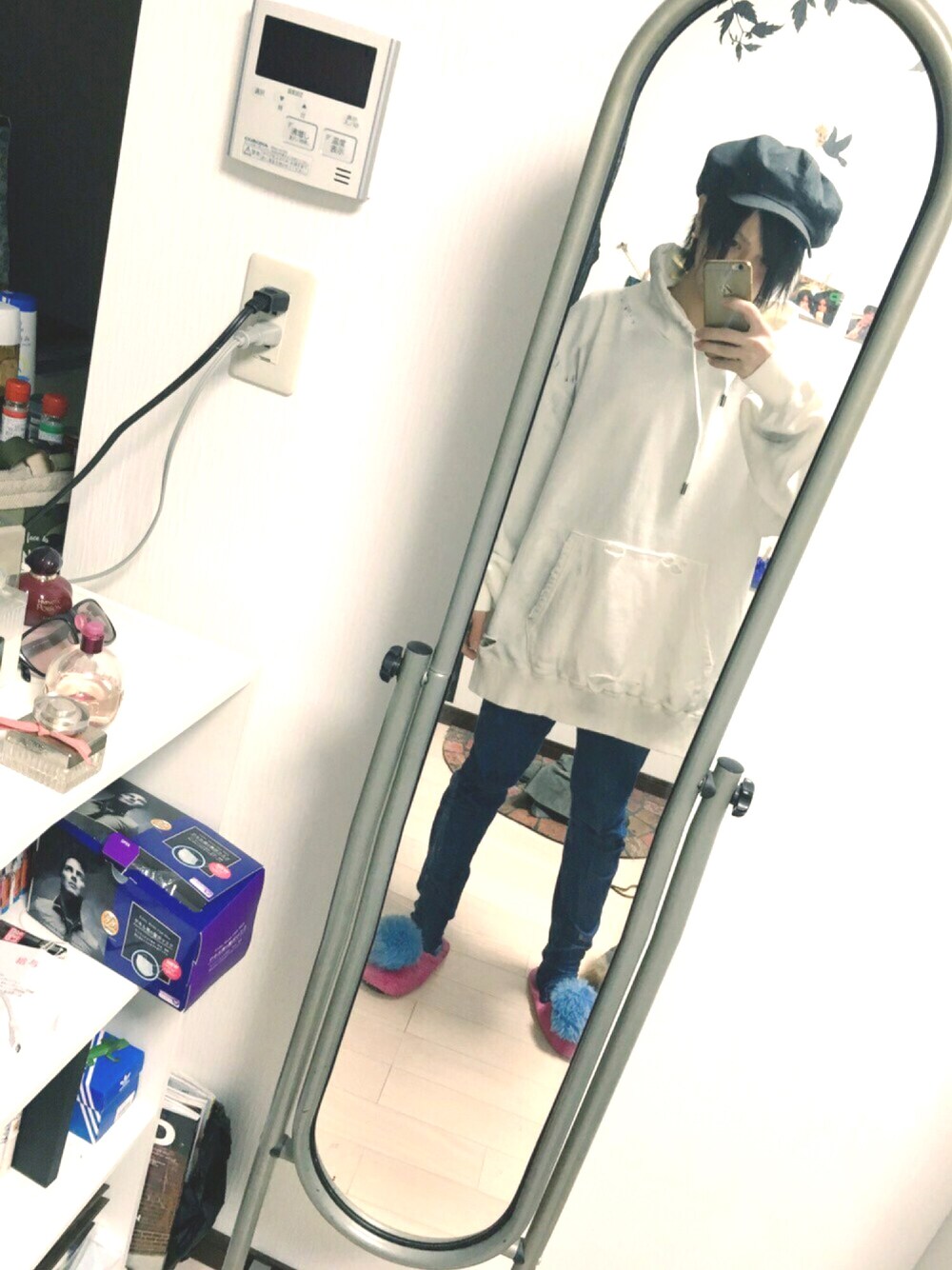 ホワイト系のパーカーを着用したメンズの冬コーディネートの1枚目の写真