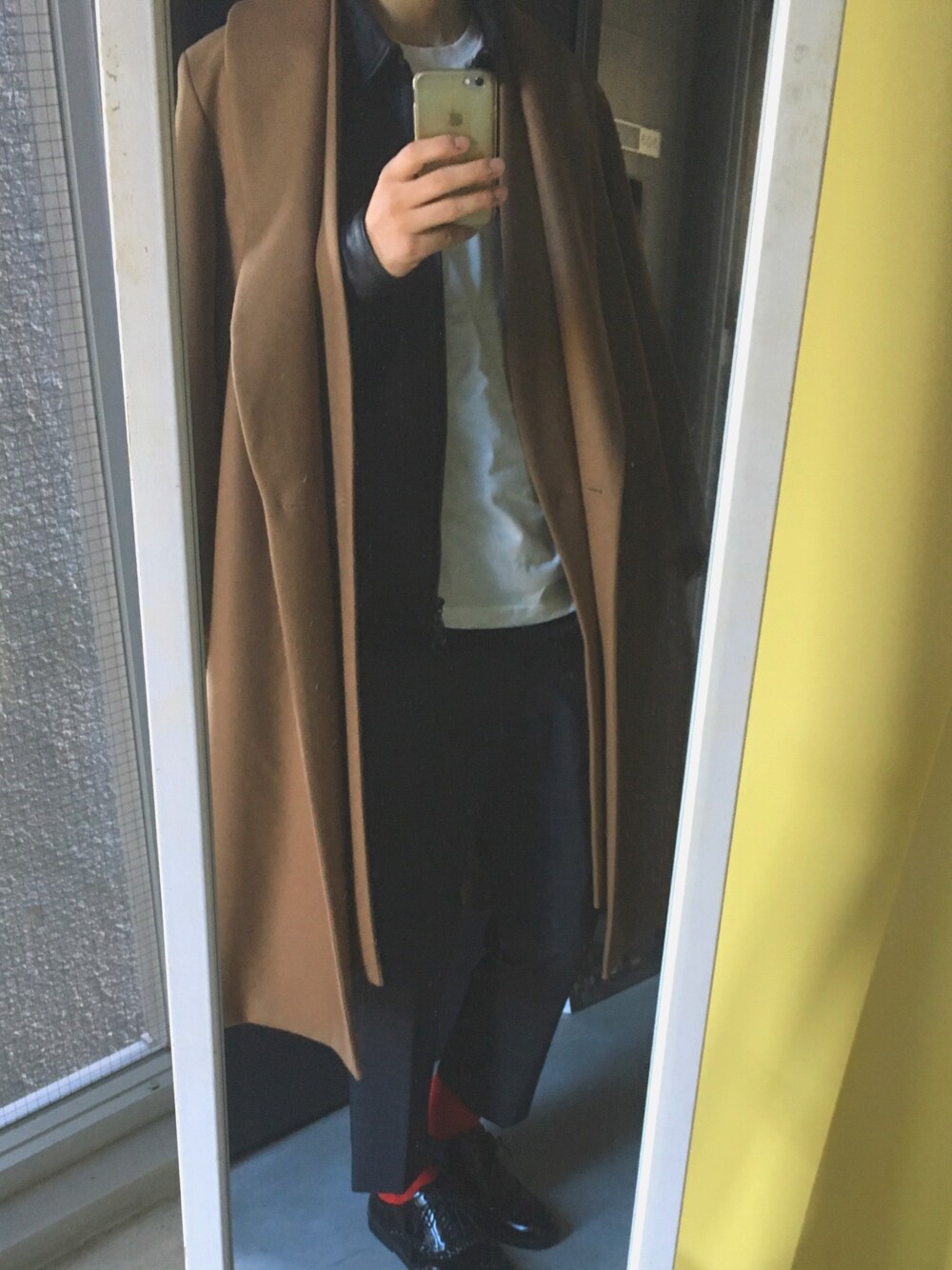 「レザージャケット、キャメル、ETHOSENS、STUDIOUS、NO ID.、603、Dedes」｜「ETHOSENSのアイテム（チェスターコート、ベージュ系）」を使った、あぱへすごんすさん（メンズ・180cm）の秋コーディネートの1枚目の写真