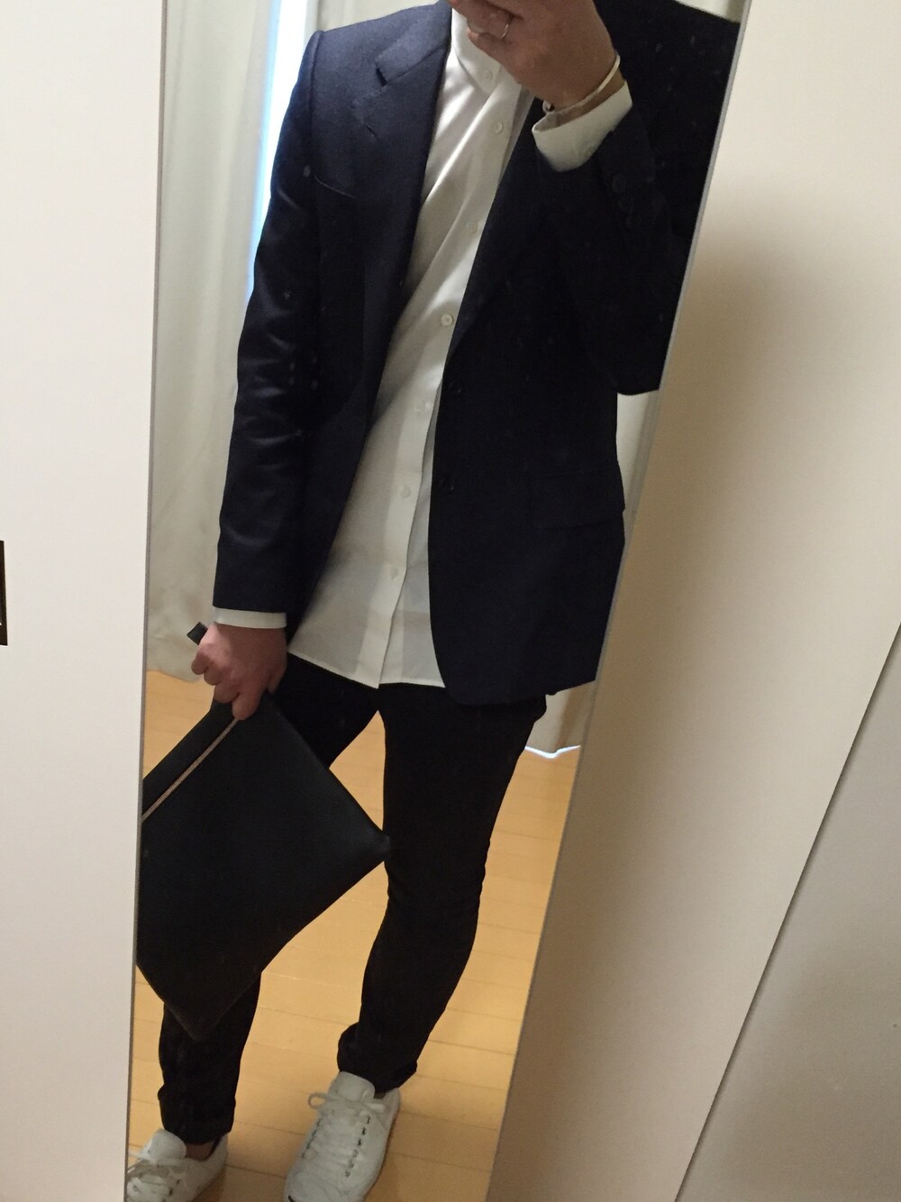 「UNIQLO AND LEMAIRE、はじめまして、白スニーカー、ジャックパーセル、白シャツ」｜「KAZUYUKI KUMAGAI ATTACHMENTのアイテム（チノパンツ、ブラック系）」を使った、MATTさん（メンズ・169cm）の秋コーディネートの1枚目の写真