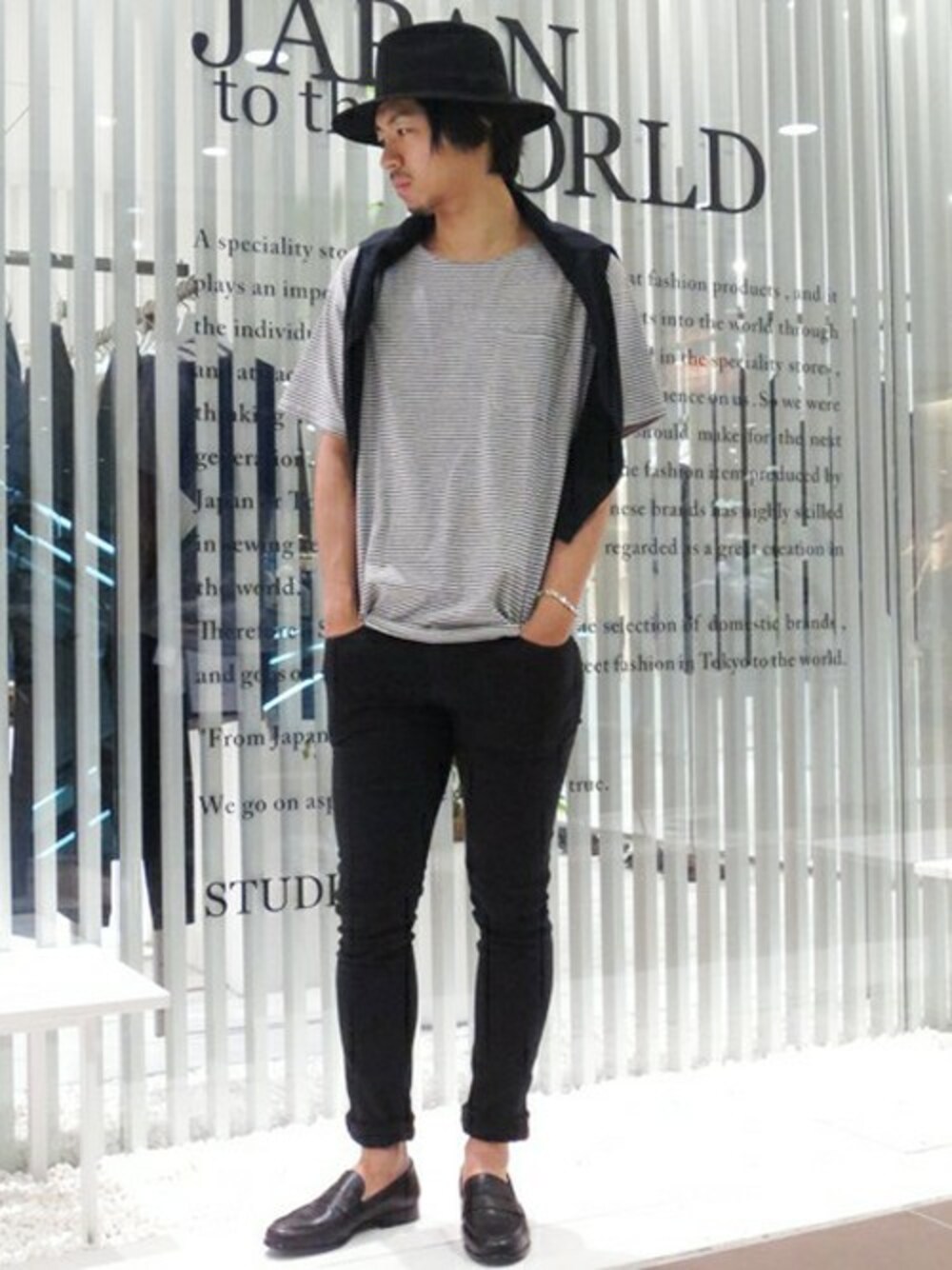 「ビッグシルエット、ボーダー、ローファー、ハット、モノトーン、肩掛け」｜「STUDIOUSのSTUDIOUS ボーダービッグTEE MADE IN JAPAN（Tシャツ/カットソー、グレー系）」を使った、水口さん（メンズ・178cm）の夏コーディネートの1枚目の写真