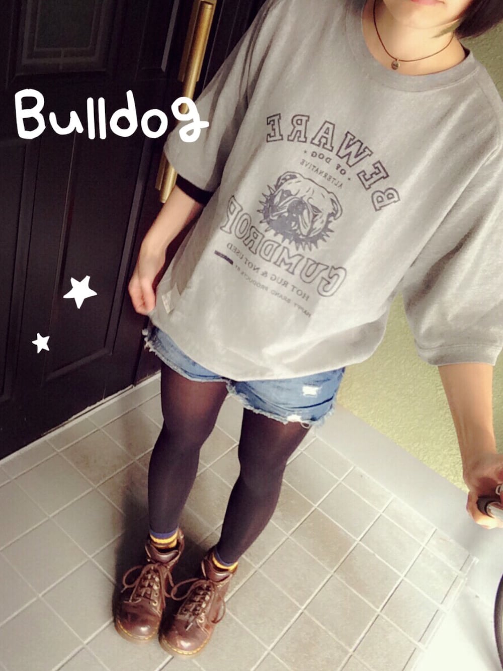 「古着、古着MIX、ショートパンツ、Dr.Martens、used、メンズライク、ネイビー身につけ隊、グレーTシャツ、プチプラ、ラフスタイル」｜「Dr. Martensの中古のゴツゴツマーチン♥︎（ブーツ、ブラウン系）」を使った、CACO◡̈さん（レディース・155cm）の冬コーディネートの1枚目の写真