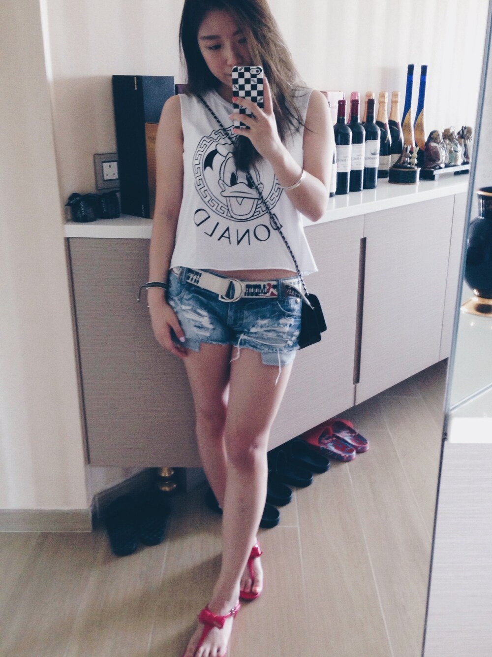 「asosのアイテム（タンクトップ、ホワイト系）」を使った、Nicole Kwanさん（レディース・160cm）の夏コーディネートの1枚目の写真