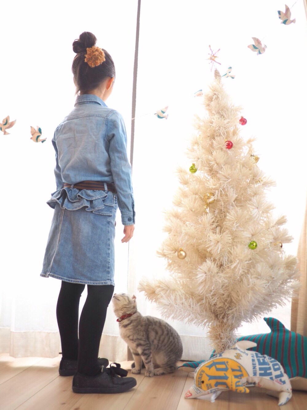 ブルー系のデニムスカート、ブルー系のシャツ/ブラウス、レッド系のダウンベストを着用したキッズの冬コーディネートの1枚目の写真