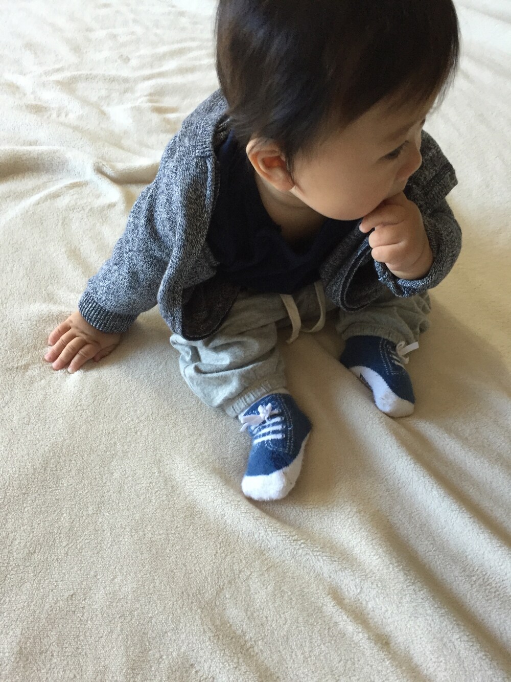 ブルー系のパーカー、グレー系のその他パンツ、ブルー系のソックス/靴下を着用したキッズの秋コーディネートの1枚目の写真