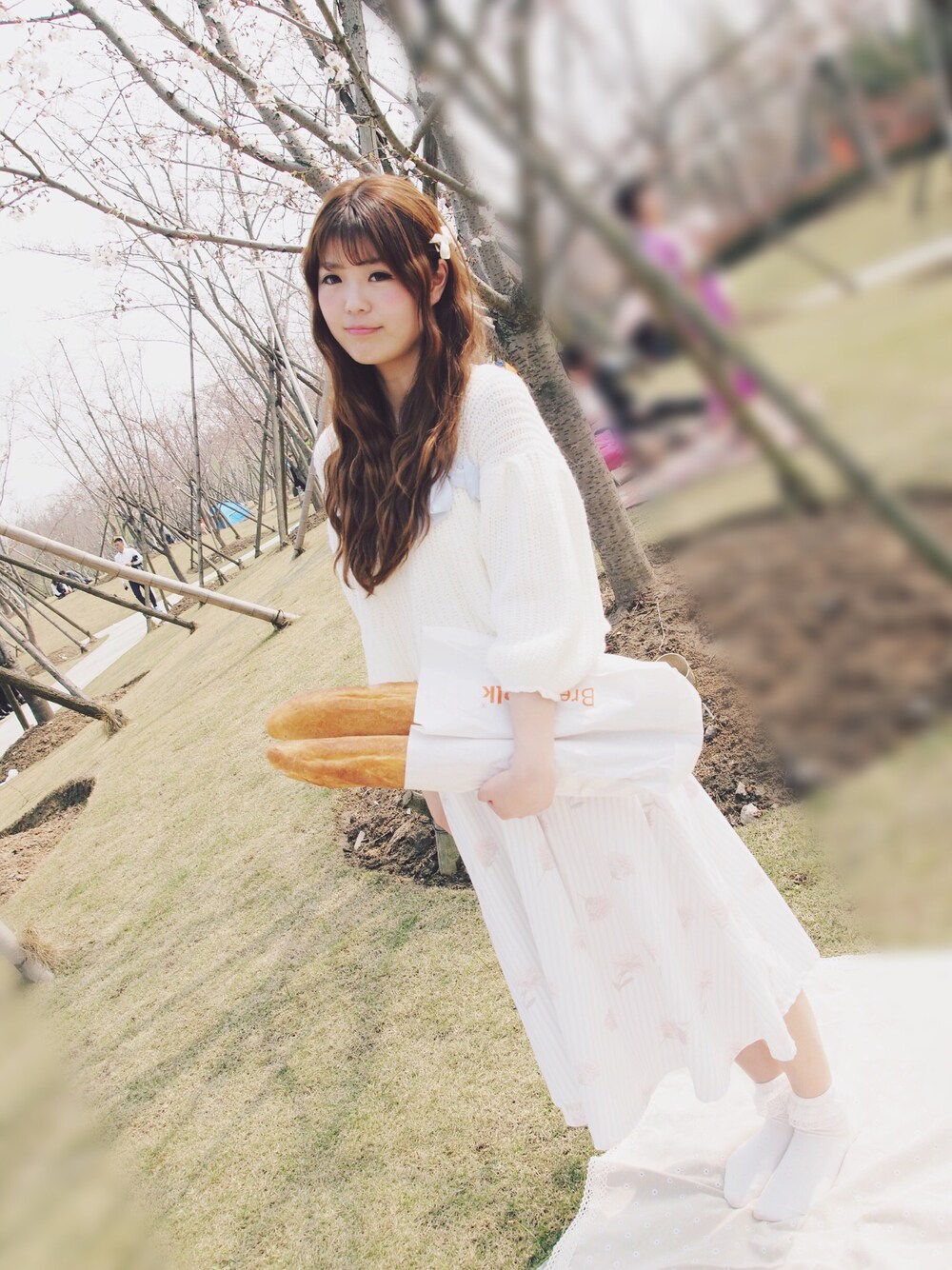 「LIZ LISAのアイテム（ニット/セーター、ホワイト系）」を使った、_小白菜さん（レディース・165cm）の春コーディネートの1枚目の写真