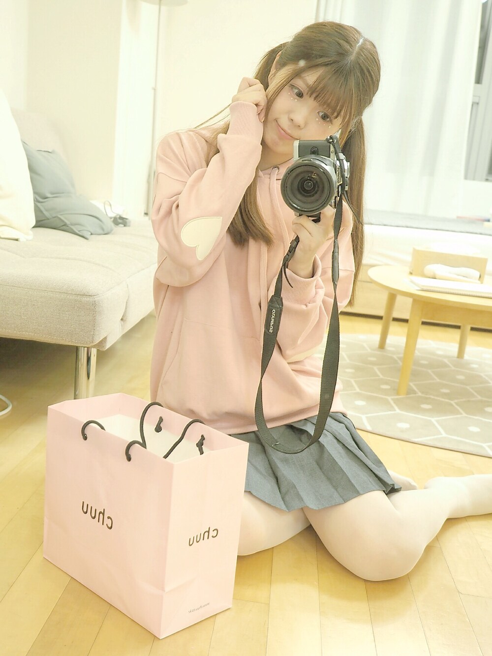 「chuuのアイテム（パーカー、ピンク系）」を使った、_小白菜さん（レディース・165cm）の秋コーディネートの1枚目の写真
