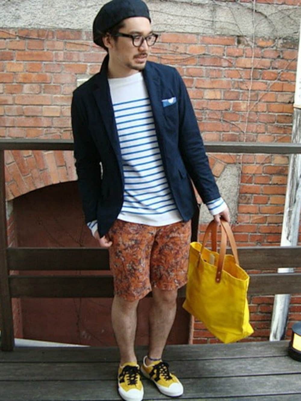 ブルー系のTシャツ/カットソー、オレンジ系のその他パンツ、ゴールド系のスニーカーを着用したメンズの春コーディネートの1枚目の写真