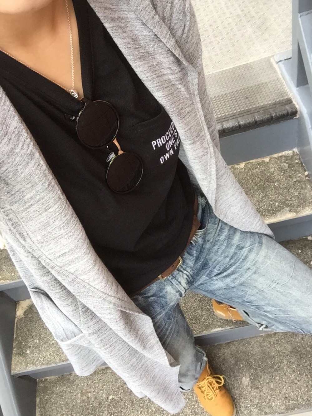 「フェルトハット、ロングカーディガン、デニムパンツ」｜「Doschのアイテム（Tシャツ/カットソー、ブラック系）」を使った、riiano◡̈⃝︎⋆︎*さん（レディース・163cm）の秋コーディネートの1枚目の写真