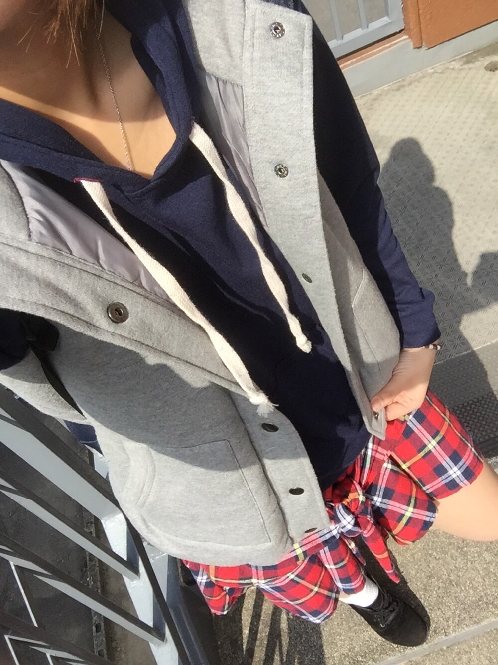 「GU、ベスト、チェック」｜「GAL FITのアイテム（パーカー、ブルー系）」を使った、riiano◡̈⃝︎⋆︎*さん（レディース・162cm）の秋コーディネートの1枚目の写真