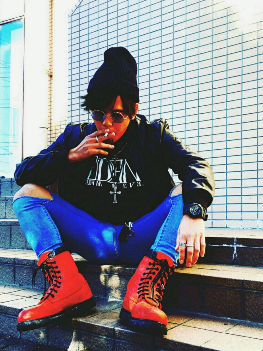 「スキニーデニム、レザージャケット、ブーツ、ダメージデニムパンツ、ニット帽、丸メガネ、Chrome Hearts、arizonafreedom、大学生、アクセサリー」｜「EDENのアイテム（Tシャツ/カットソー、ブラック系）」を使った、なかむさん（メンズ・170cm）の夏コーディネートの1枚目の写真