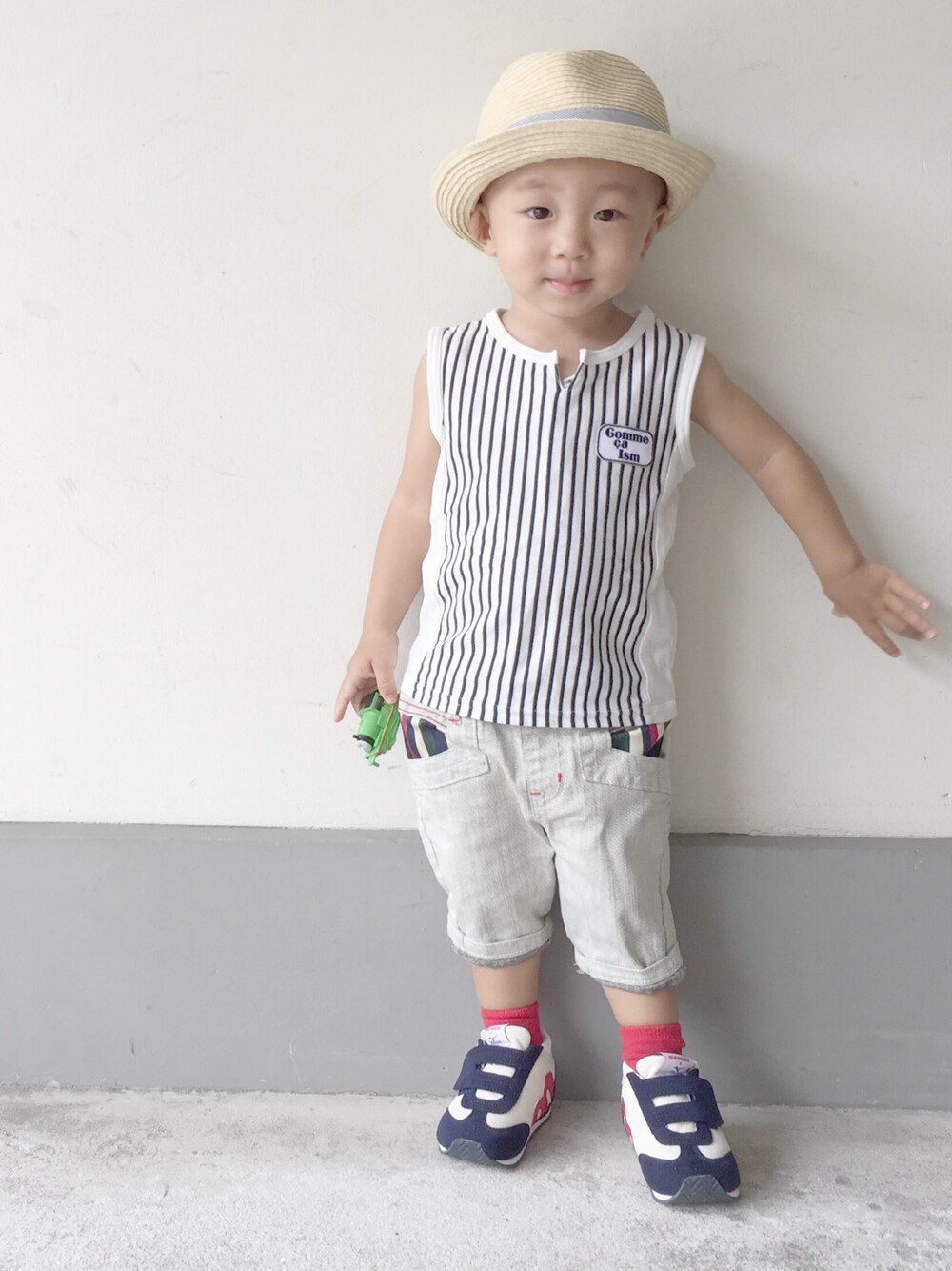 「爽やかコーデ、シンプル、ストライプ、ホワイトデニム、デニム、キッズコーデ、プレッピー、1歳、2歳、kids」｜「COMME CA ISMのアイテム（タンクトップ、ホワイト系）」を使った、neuneuneuさん（キッズ・80cm）の夏コーディネートの1枚目の写真