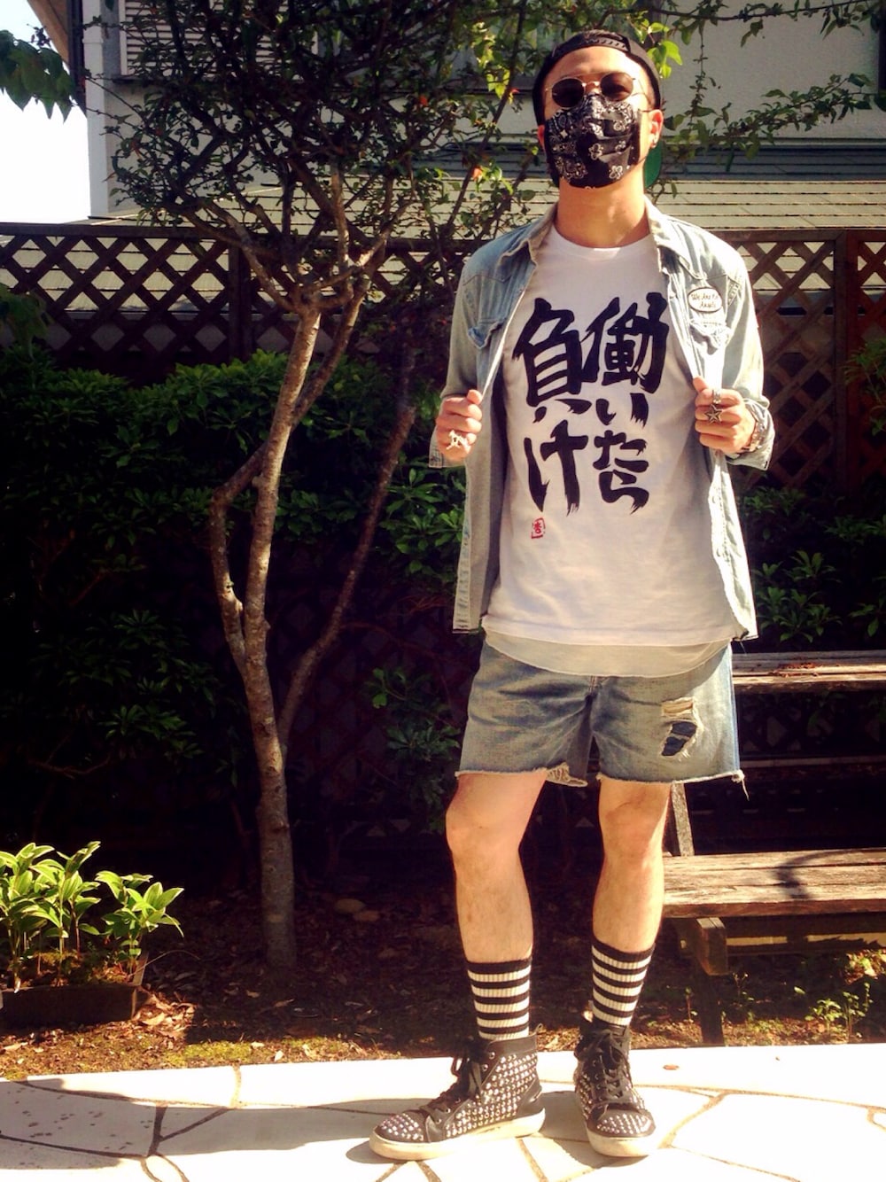 ブルー系のシャツ/ブラウス、ホワイト系のTシャツ/カットソー、ブルー系のデニムパンツを着用したメンズの春コーディネートの1枚目の写真