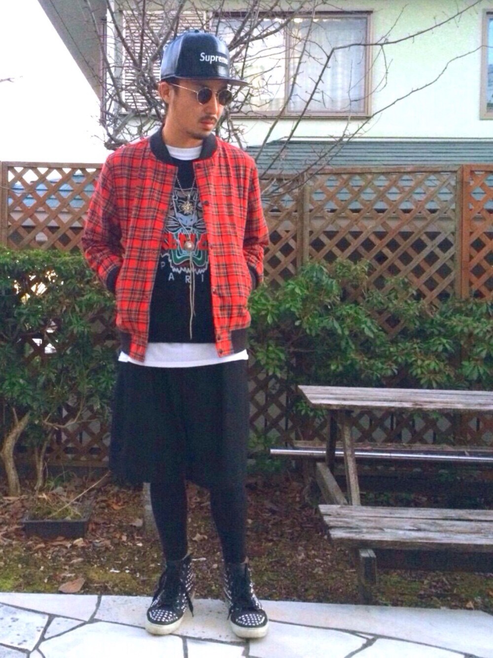 レッド系のスタジャン、ブラック系のスウェット、ブラック系のその他パンツを着用したメンズの冬コーディネートの1枚目の写真