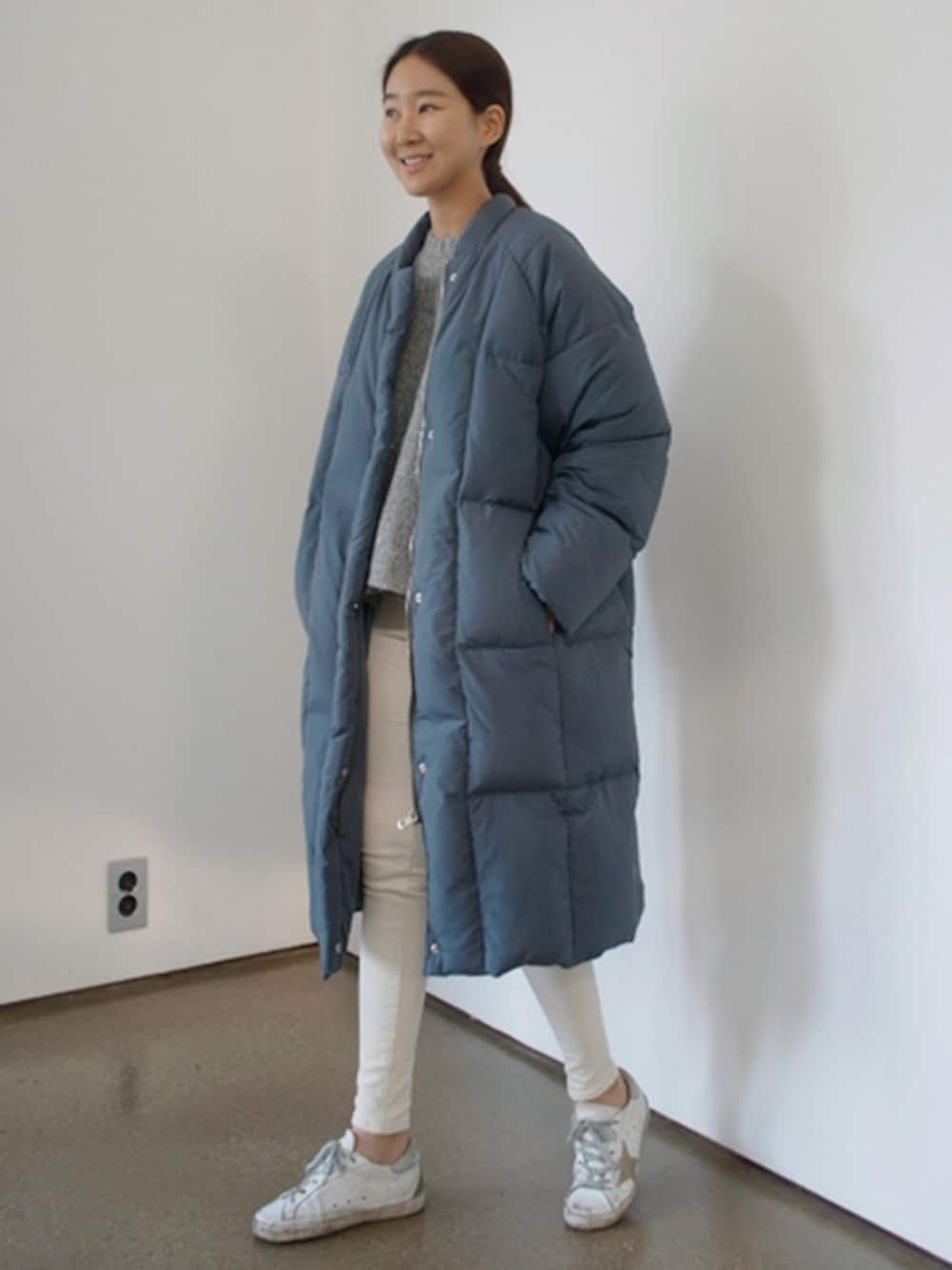 グレー系のダウンジャケット/コートを着用したレディースの冬コーディネートの1枚目の写真