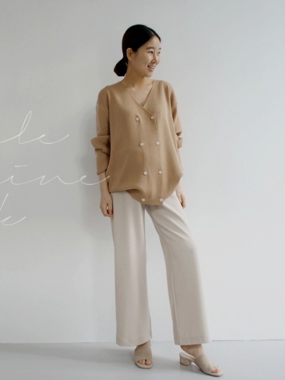 ベージュ系のカーディガン/ボレロ、ベージュ系のその他パンツ、ベージュ系のサンダルを着用したレディースの春コーディネートの1枚目の写真
