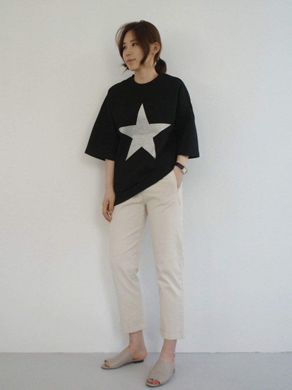 ブラック系のTシャツ/カットソー、ベージュ系のその他パンツを着用したレディースの春コーディネートの1枚目の写真