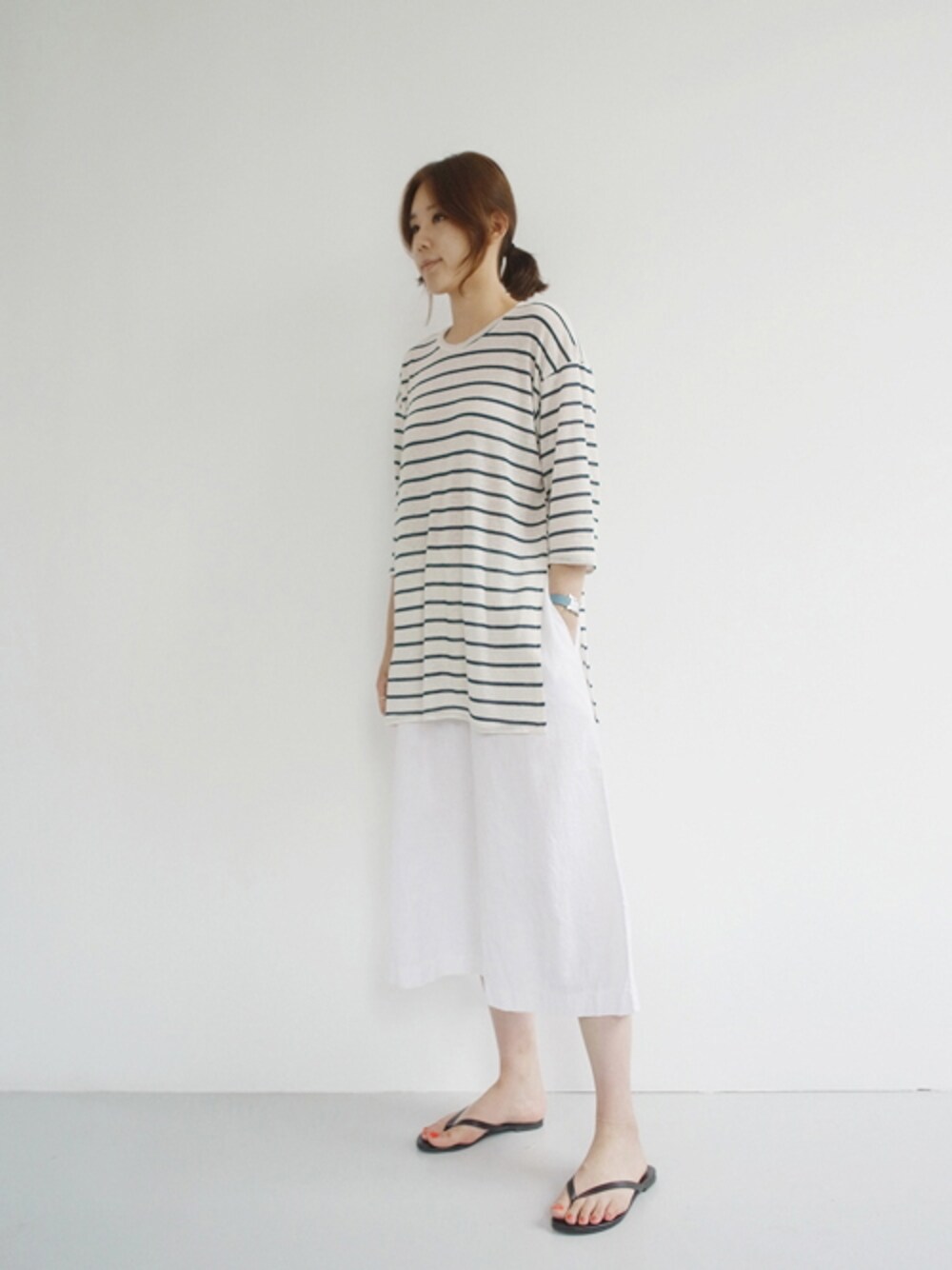ホワイト系のTシャツ/カットソー、ホワイト系のその他パンツを着用したレディースの夏コーディネートの1枚目の写真