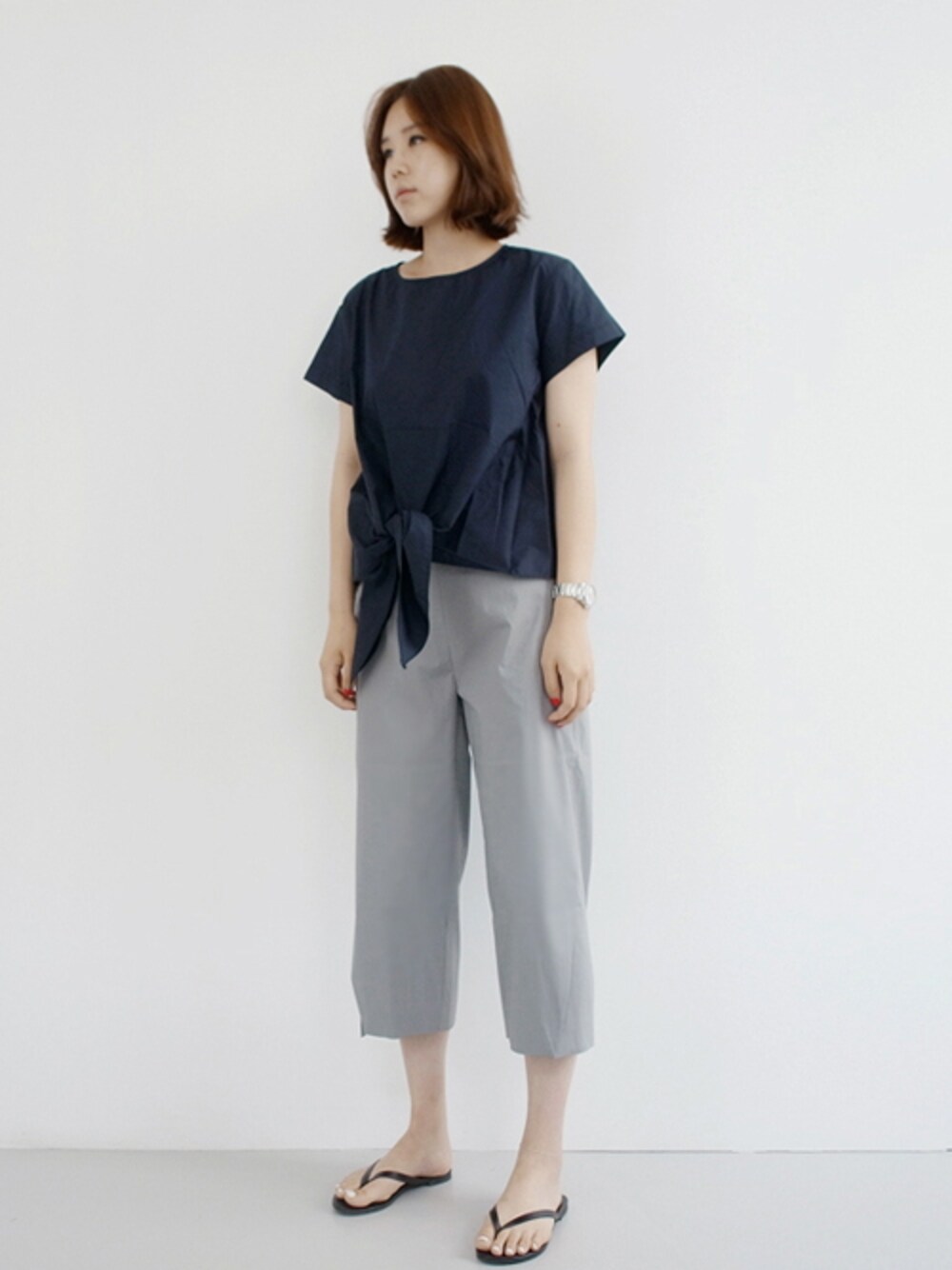 ブルー系のシャツ/ブラウス、グレー系のその他パンツを着用したレディースの夏コーディネートの1枚目の写真