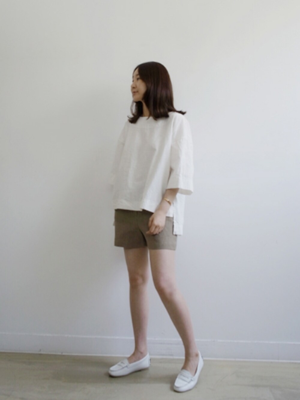 ホワイト系のTシャツ/カットソーを着用したレディースの夏コーディネートの1枚目の写真