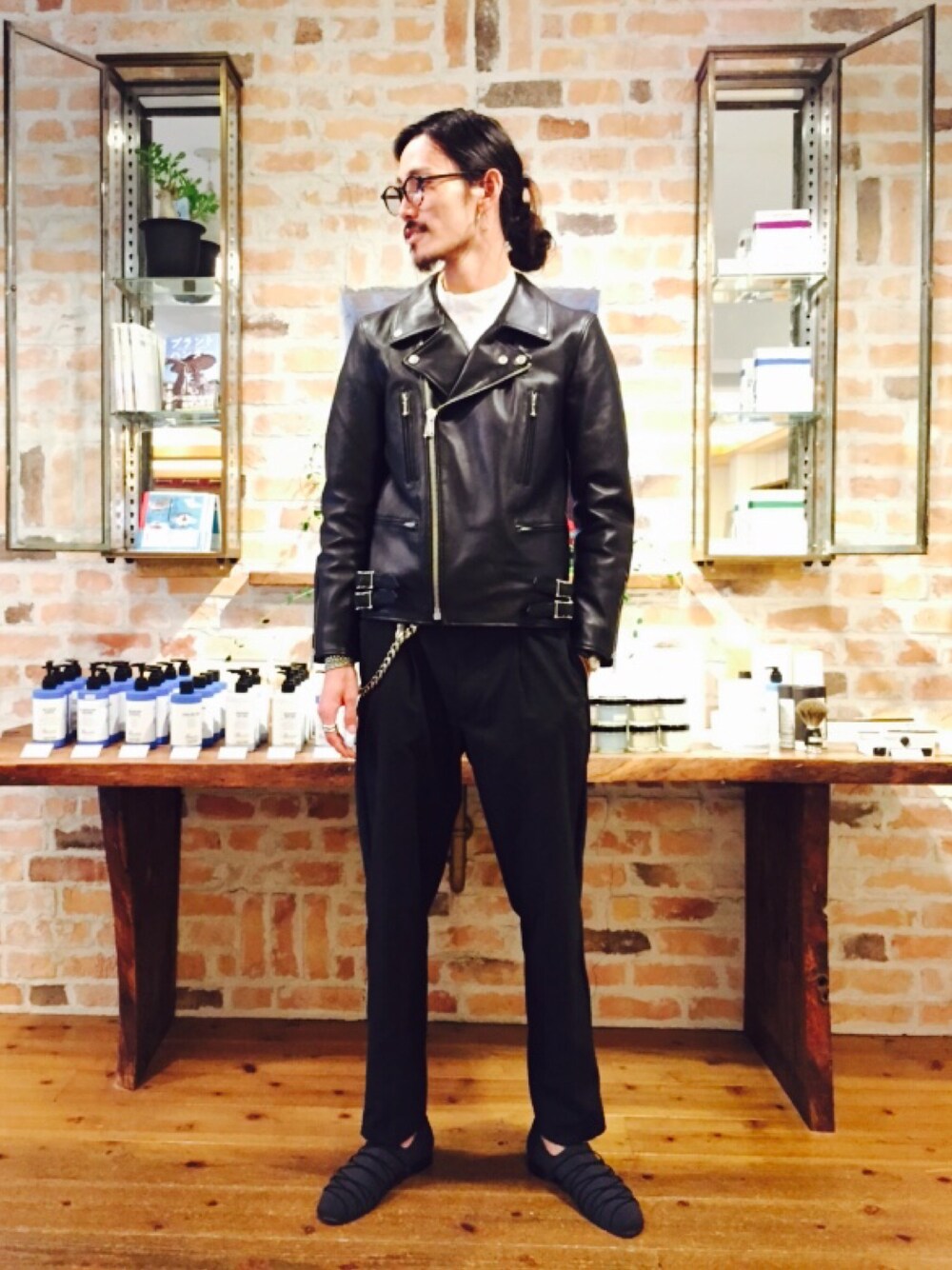 「ライダース、レザージャケット」｜「URBAN RESEARCHのURiD レザーダブルライダース（ライダースジャケット、ブラック系）」を使った、otsukiさん（メンズ・184cm）の夏コーディネートの1枚目の写真