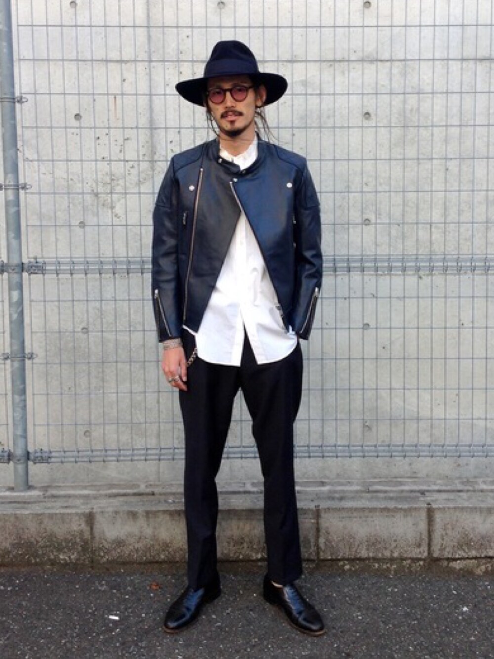 「ライダース、ライダースジャケット、ハット、レザージャケット、レザー」｜「URBAN RESEARCHのURiD×VAMPシングルレザーライダース（ライダースジャケット、ブルー系）」を使った、otsukiさん（メンズ・184cm）の冬コーディネートの1枚目の写真