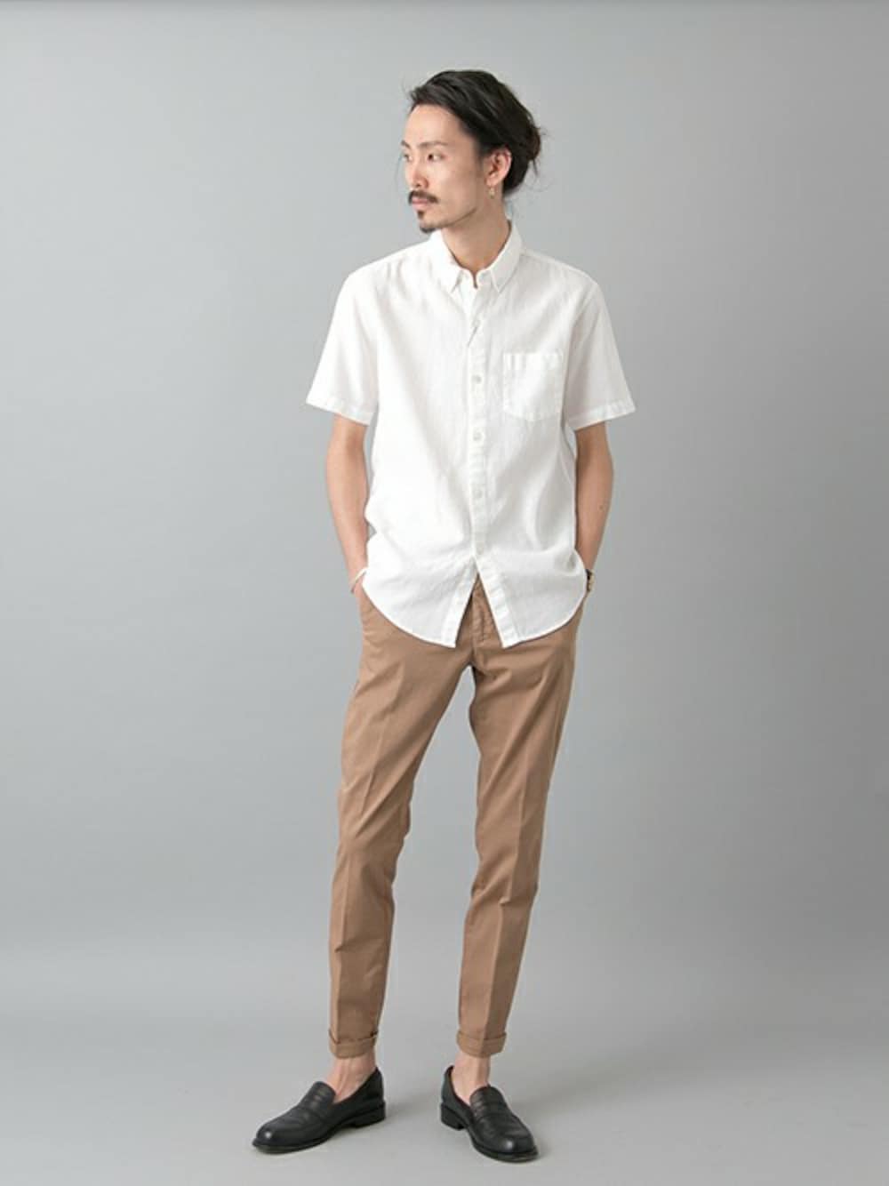 「シンプル、白シャツ、ローファー、アーバンリサーチ、革靴、無地、ロールアップ、夏コーデ、URBAN RESEARCH、オトナカジュアル」｜「URBAN RESEARCHのURBAN RESEARCH 製品染めパナマ半袖シャツ（シャツ/ブラウス、ホワイト系）」を使った、otsukiさん（メンズ・184cm）の夏コーディネートの1枚目の写真