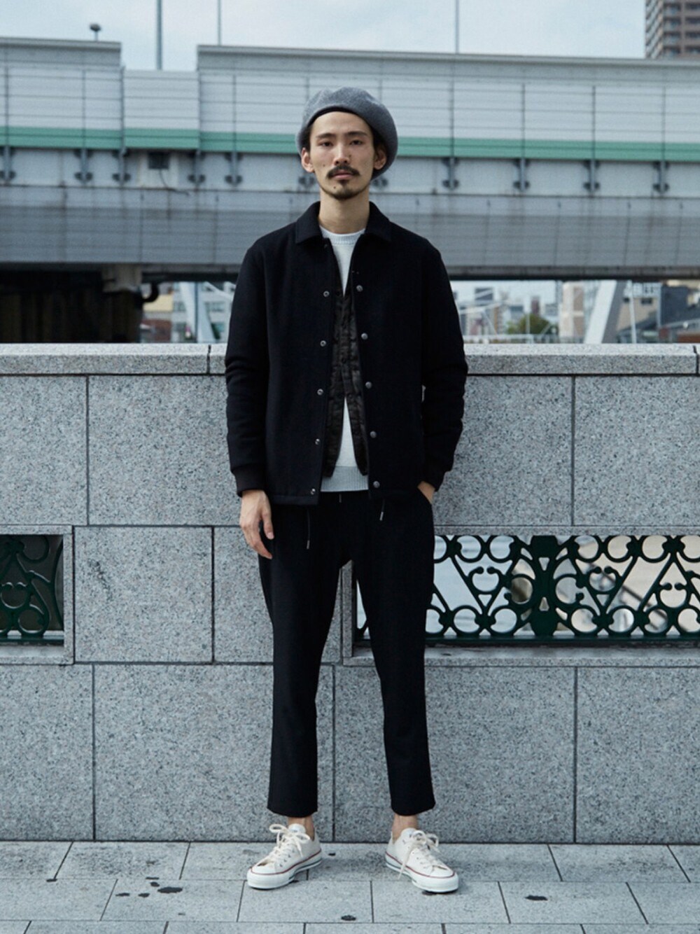 「ベレー帽、コーチジャケット、コンバース、モノトーン」｜「URBAN RESEARCHのRohw×UR BASQUE BERET（ハンチング/ベレー帽、グレー系）」を使った、otsukiさん（メンズ・184cm）の秋コーディネートの1枚目の写真