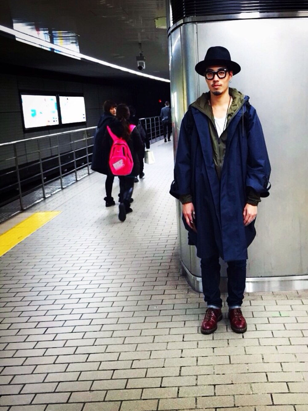 「DENHAM、norwegianrain、MYSTERY RANCH、MaxPittion、Dr.Martens」｜「Norwegian Rainのアイテム（ポンチョ、ブラック系）」を使った、りゅたを。さん（メンズ・183cm）の冬コーディネートの1枚目の写真