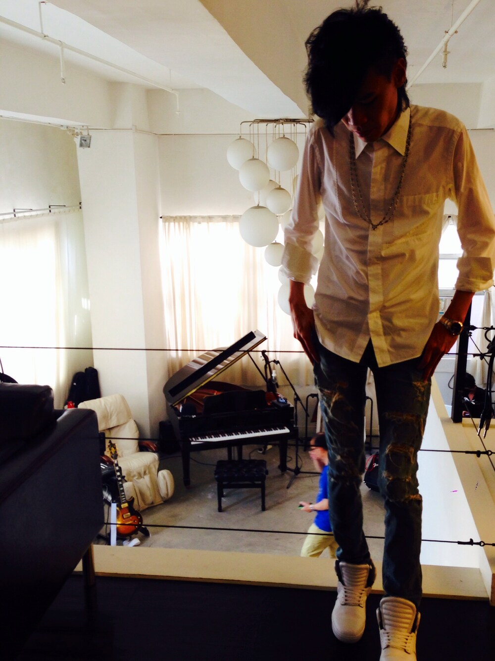 「HELMUT LANGのアイテム（シャツ/ブラウス、ホワイト系）」を使った、鄧智偉cwさん（メンズ・180cm）の夏コーディネートの1枚目の写真