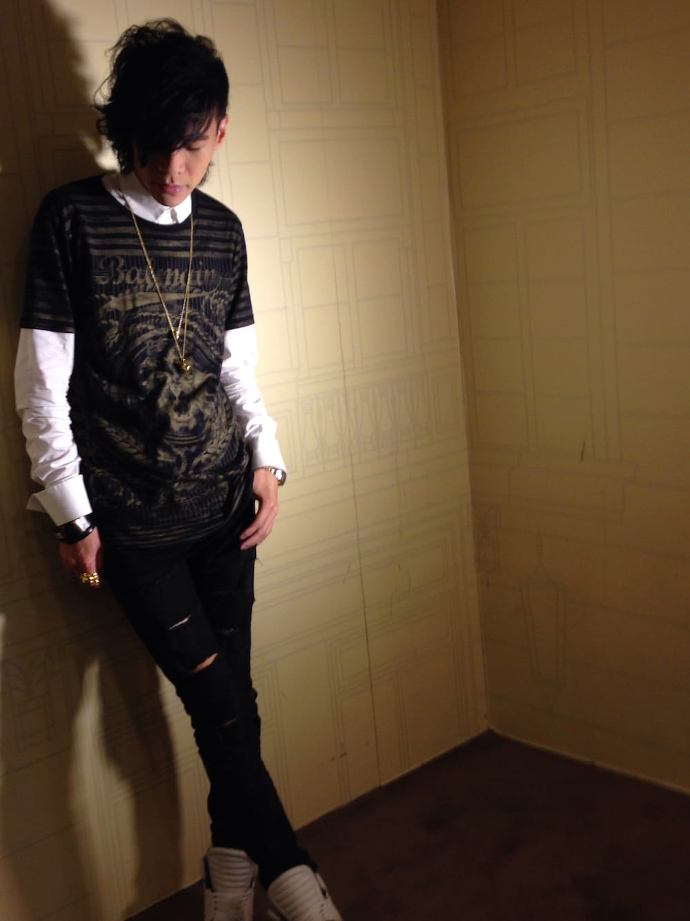 「Ann DEMEULEMEESTERのアイテム（シャツ/ブラウス、ホワイト系）」を使った、鄧智偉cwさん（メンズ・180cm）の夏コーディネートの1枚目の写真