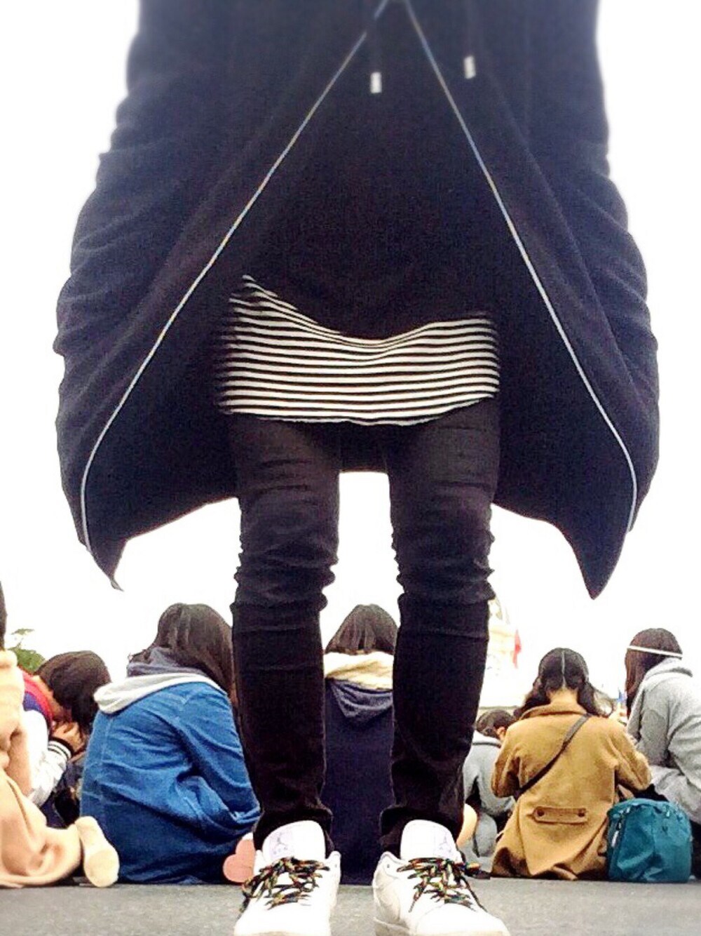 ブラック系のパーカー、ブラック系のTシャツ/カットソー、ブラック系のTシャツ/カットソーを着用したメンズの春コーディネートの1枚目の写真