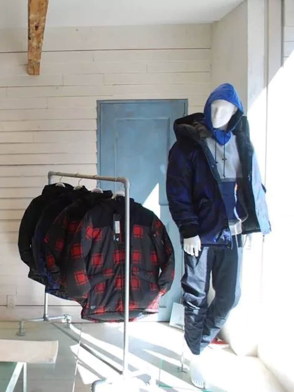 「SY32 by SWEET YEARS 原宿limited shop、SY32 by SWEET YEARS、フリースパーカー、プルオーバーパーカー、カンガルーポケット、ダウンジャケット、カモフラ柄アウター、チェック柄」｜「SY32 by SWEET YEARSのアイテム（パーカー、グレー系）」を使った、Hideki  Sasadaさん（メンズ・179cm）の冬コーディネートの1枚目の写真