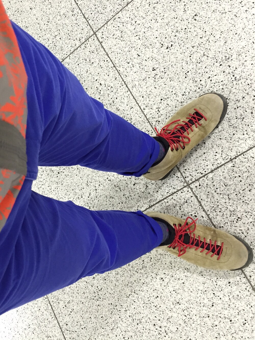 ブルー系のその他パンツ、ベージュ系のブーツ、パープル系のソックス/靴下を着用したメンズの冬コーディネートの1枚目の写真